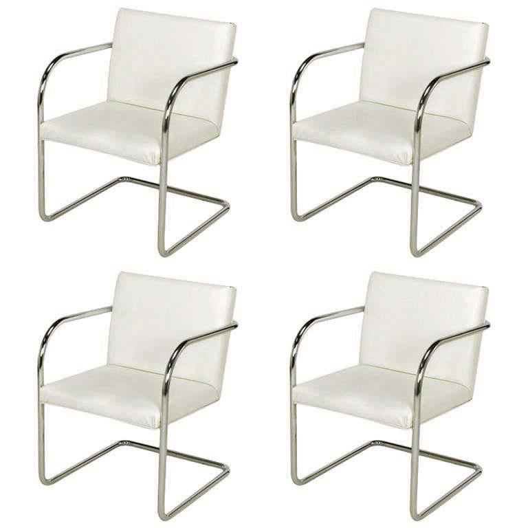 Quatre chaises de salle à manger cantilever en porte-à-faux blanches et chrome Thonet