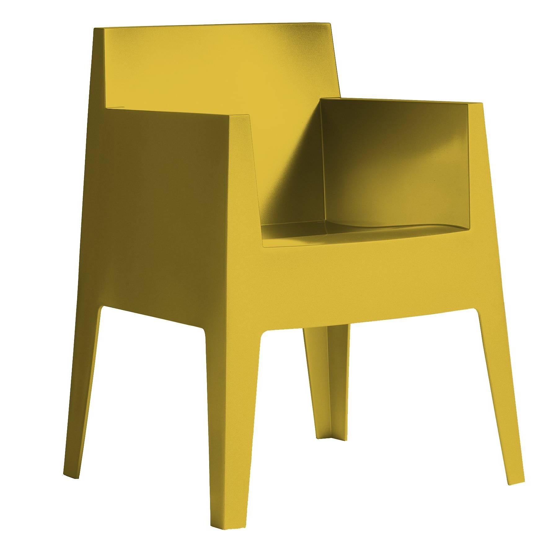 Fauteuil empilable "Toy" jaune moutarde ou œillet de P. Starck pour Driade en vente