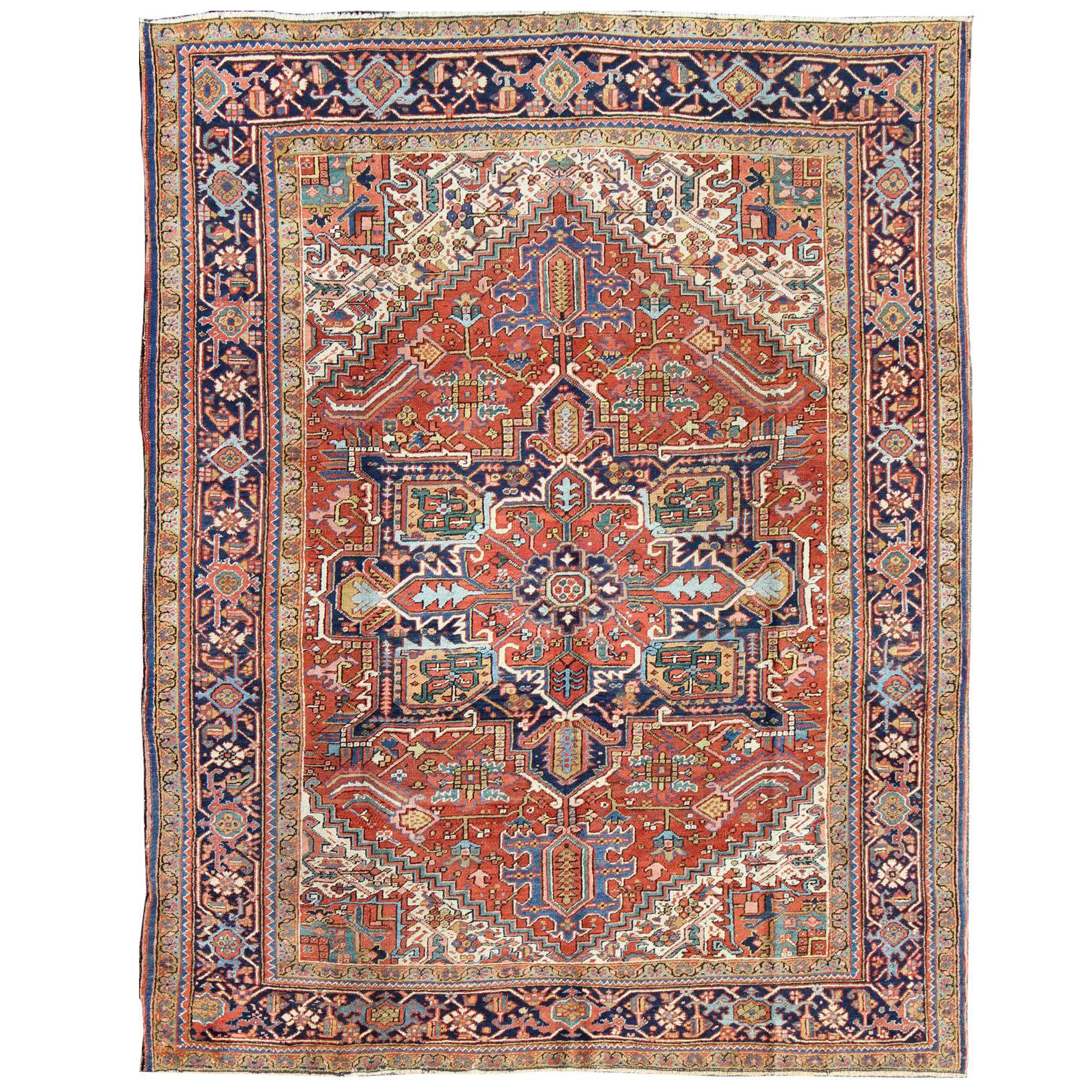 Antiker, farbenfroher, persischer Heriz-Teppich mit geometrischen Mustern und kompliziertem Design