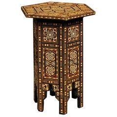 Petite table à boissons marocaine avec incrustation de bois et d'os et décor géométrique