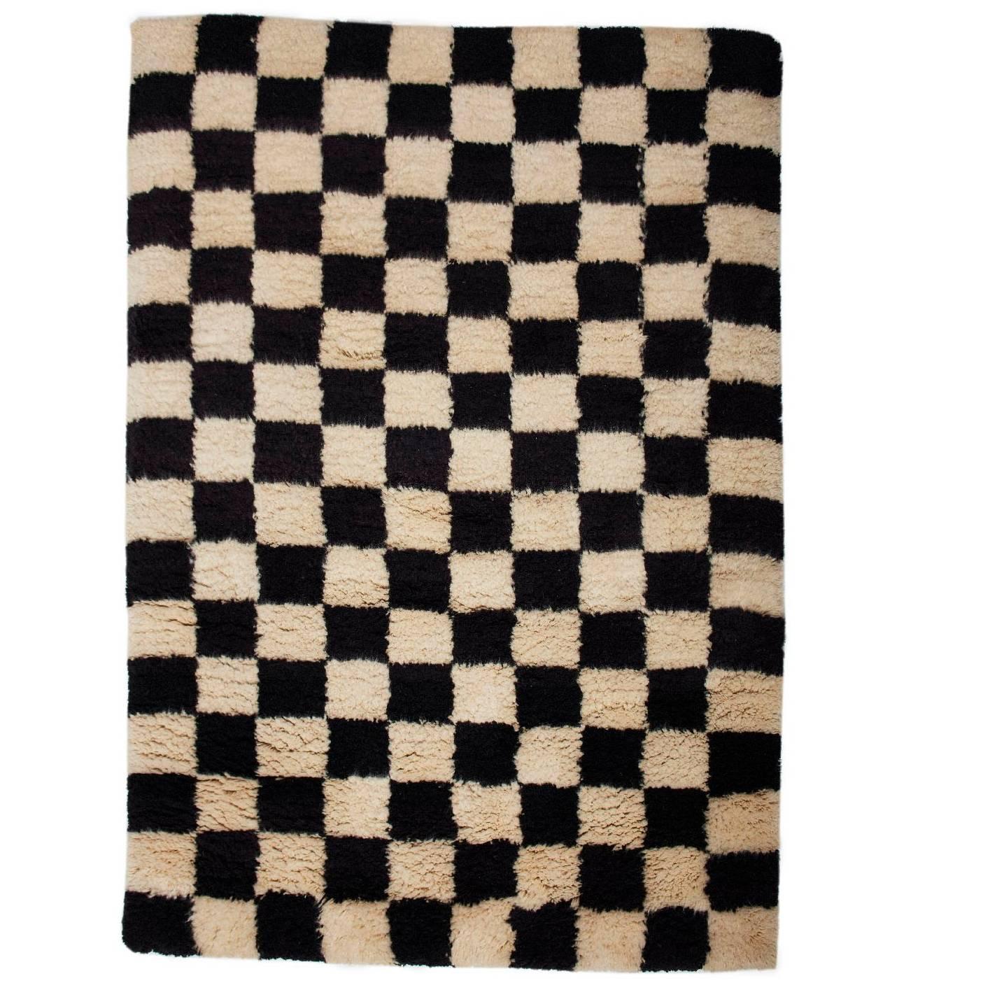 AELFIE Checkerboard Black & White Shag Modern Geometric Hand-Knotted Rug Carpet For Sale