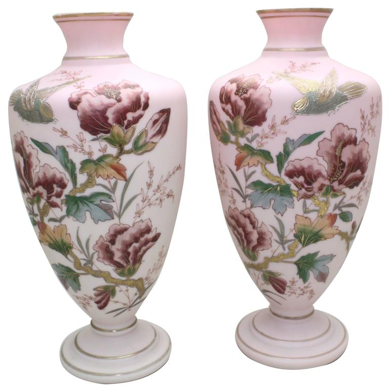 Paire de vases en cristal rose peints à la main par Aesthetic Movement 