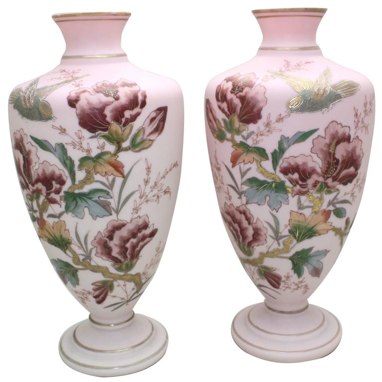 Coppia di vasi in cristallo rosa soffiato a bocca Aesthetic Movement e dipinto a mano
