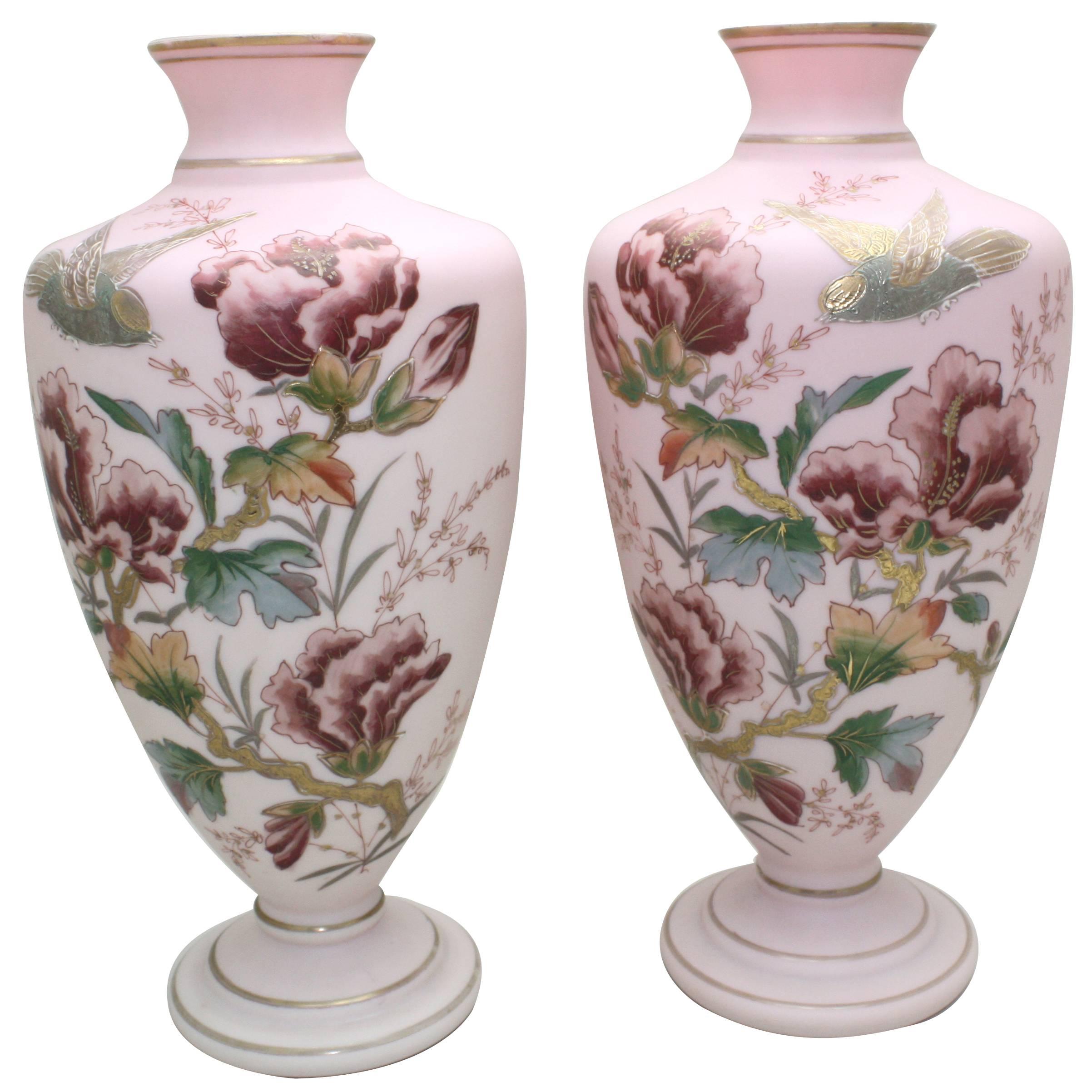 Paire de vases en cristal rose peints à la main par Aesthetic Movement  en vente