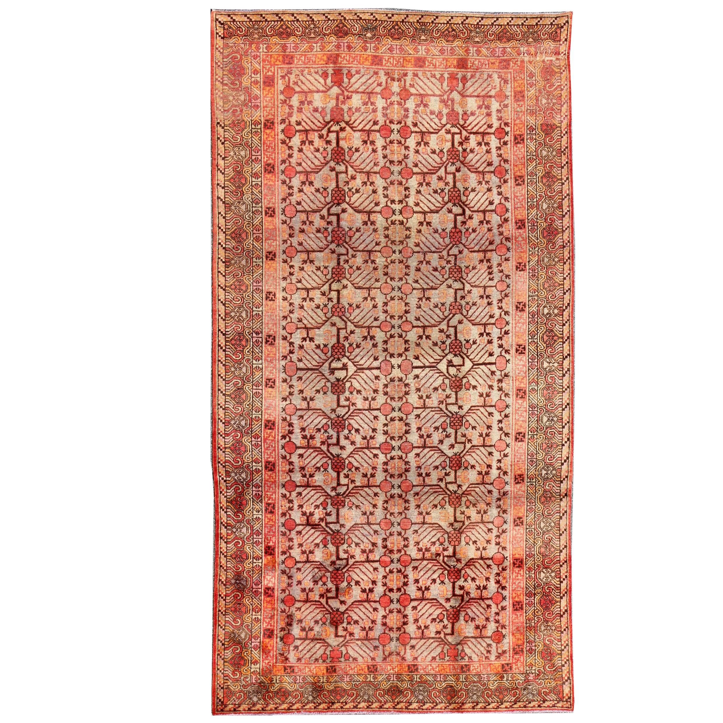 Großer antiker Khotan-Teppich mit Granatapfelmuster in Taupe, Grün, Rot und Braun im Angebot
