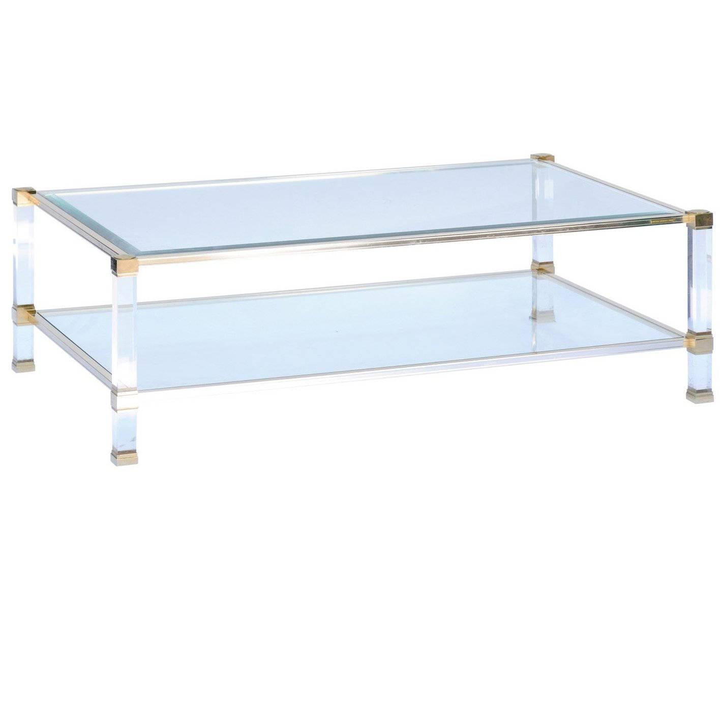 Table basse française signée Pierre Vandel des années 1970 avec plateau en verre et cadre en lucite