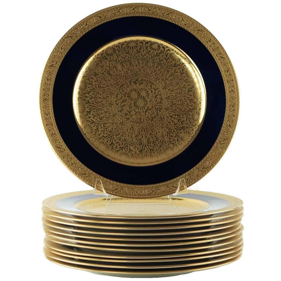 A Set of 12 Lavish Gold Floral Service Cabinet Plates For Sale at 1stDibs
