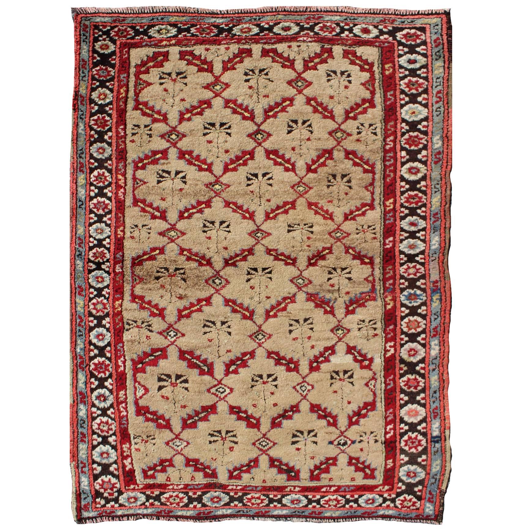 Antiker türkischer Oushak-Teppich aus den 1930er Jahren mit All-Over- Gitter und geometrischem Design