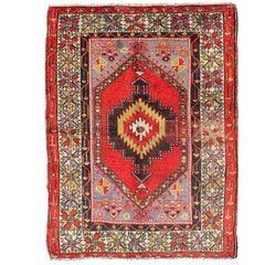 Alfombra antigua Oushak de Turquía de principios del siglo XX con motivos geométricos multicolores
