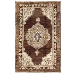 Alfombra Kars Turca Vintage con Medallón Floral de Fondo Marrón en Marfil y Topo