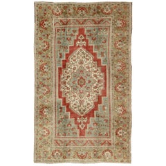 Türkischer Oushak Vintage-Teppich mit Blumenmuster aus der Mitte des Jahrhunderts in Rot, Blau, Grün und Elfenbein
