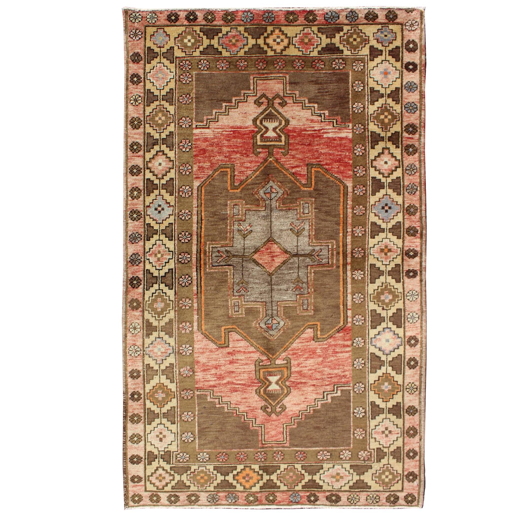 Türkischer Oushak-Teppich mit Tribal-Muster in Rosa, Braun und Gelb