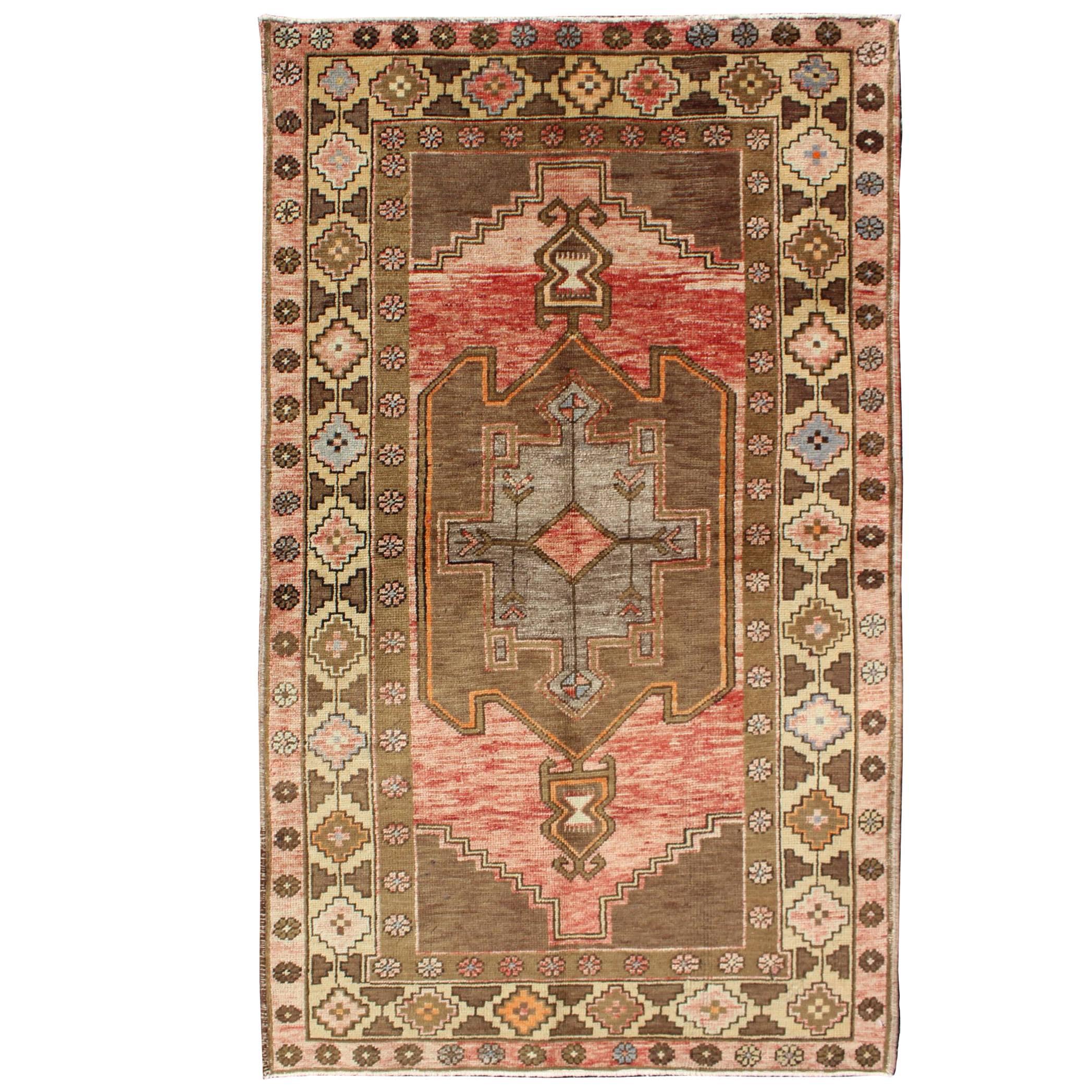 Tapis turc vintage Oushak avec motif tribal en rose, marron et jaune en vente