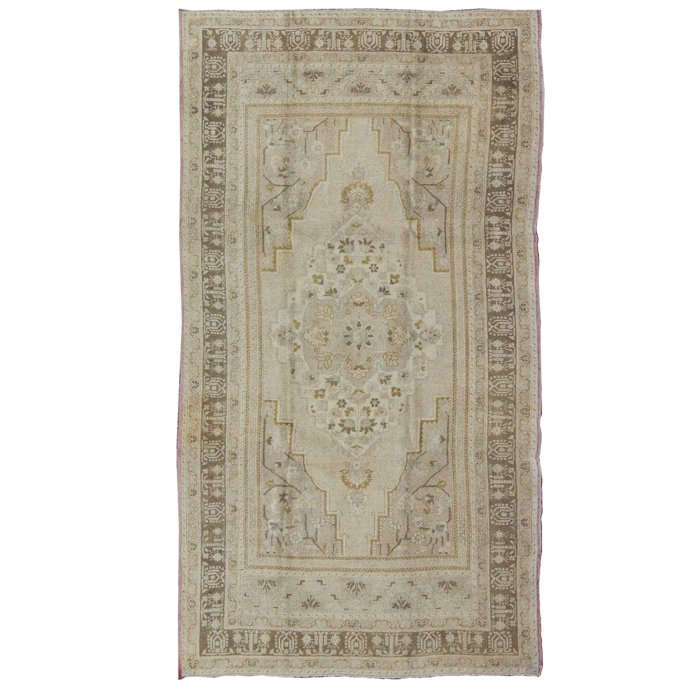 Mid-Century Vintage Oushak-Teppich aus der Türkei mit floralem geometrischem Medaillon im Angebot