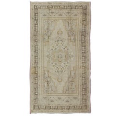 Mid-Century Vintage Oushak-Teppich aus der Türkei mit floralem geometrischem Medaillon