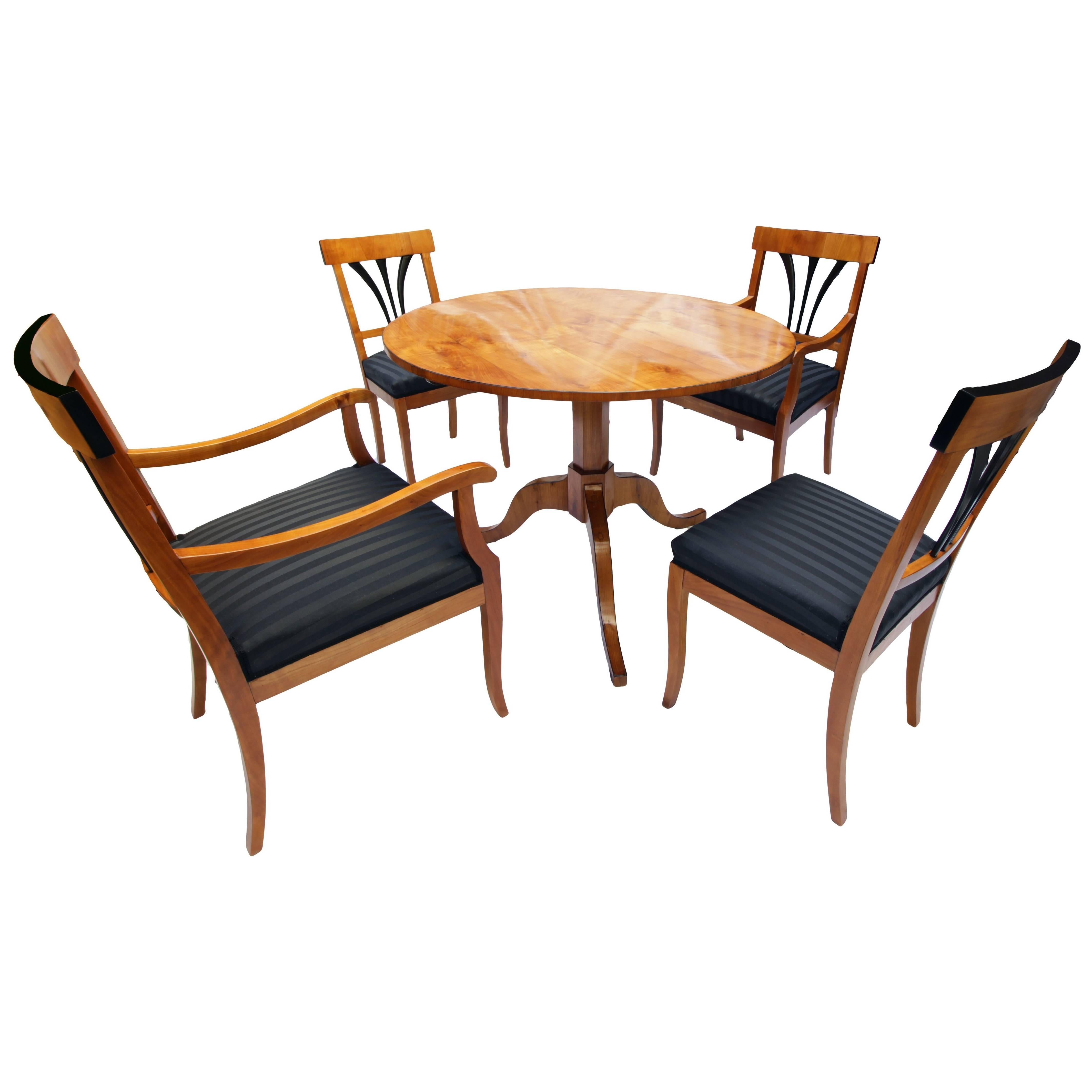 Ensemble de salle à manger Biedermeier, une table, deux fauteuils, deux chaises
