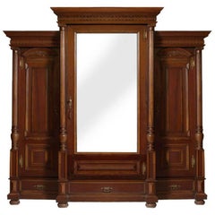 Armoire de rangement néoclassique italienne du XIXe siècle en noyer sculpté, dernière époque