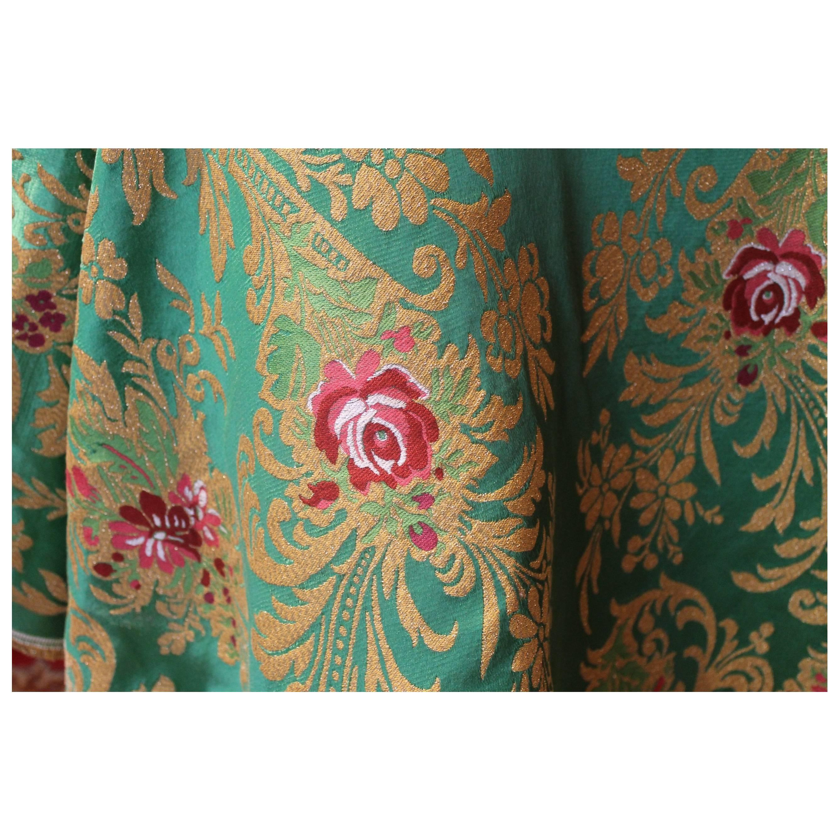 Tissu italien en brocart de soie verte avec motifs floraux rouges et or