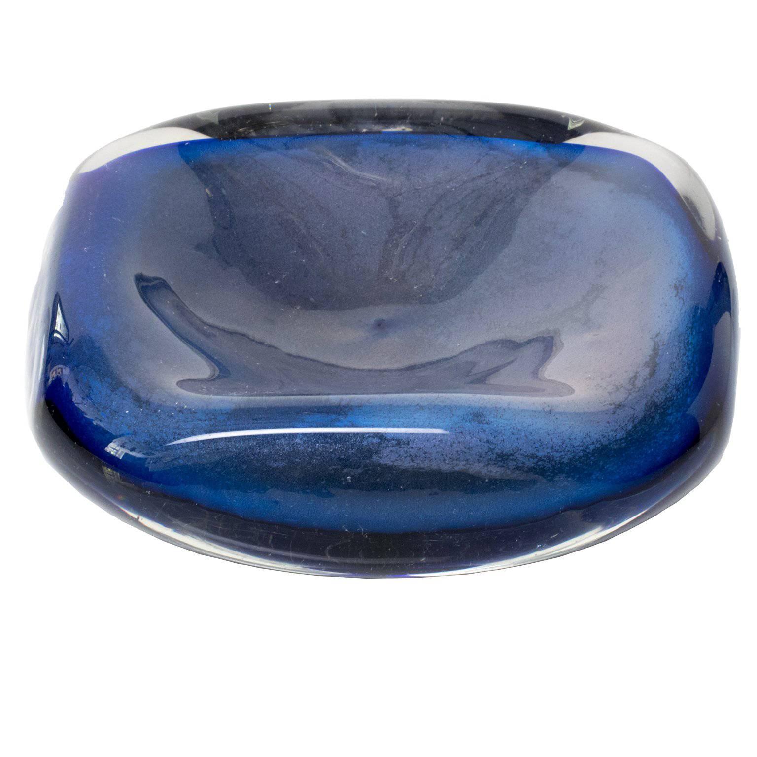 Schwedische schwedische Glasschale mit blauen Etuihüllen