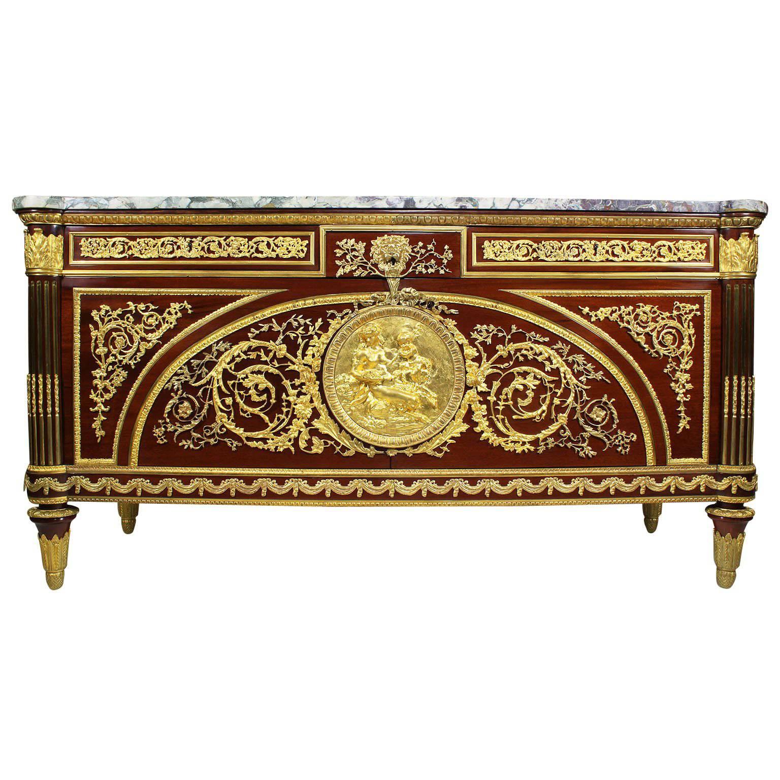 Commode française de style Louis XVI du 19e-20e siècle en acajou et ornementation de bronze doré