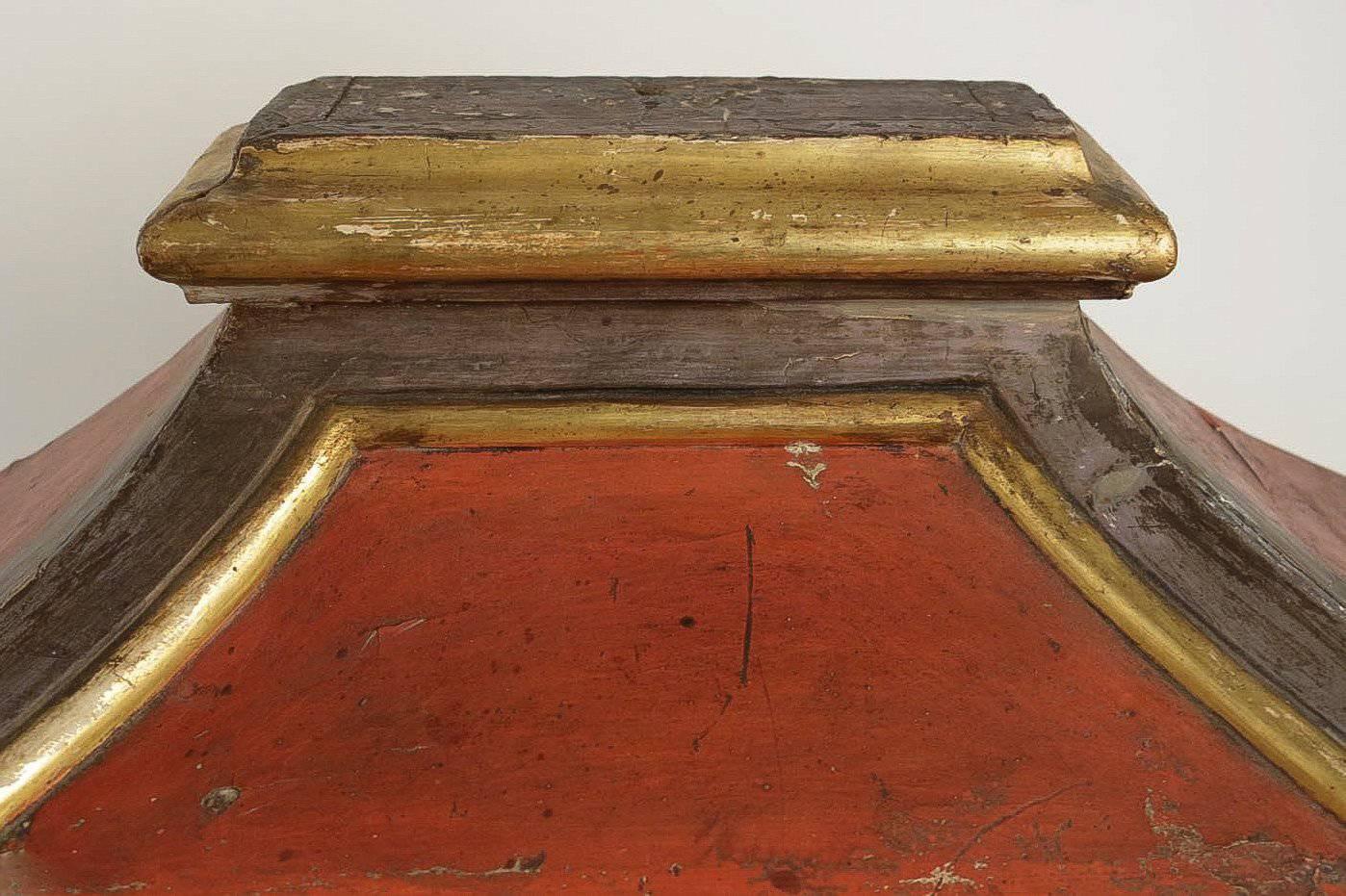 Decorative Trunk in Lacquered Wood Italian Work of 18th Century 3