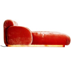 Chaise en velours rose éclairée sur mesure par Steve Chase de Chase Designed Home