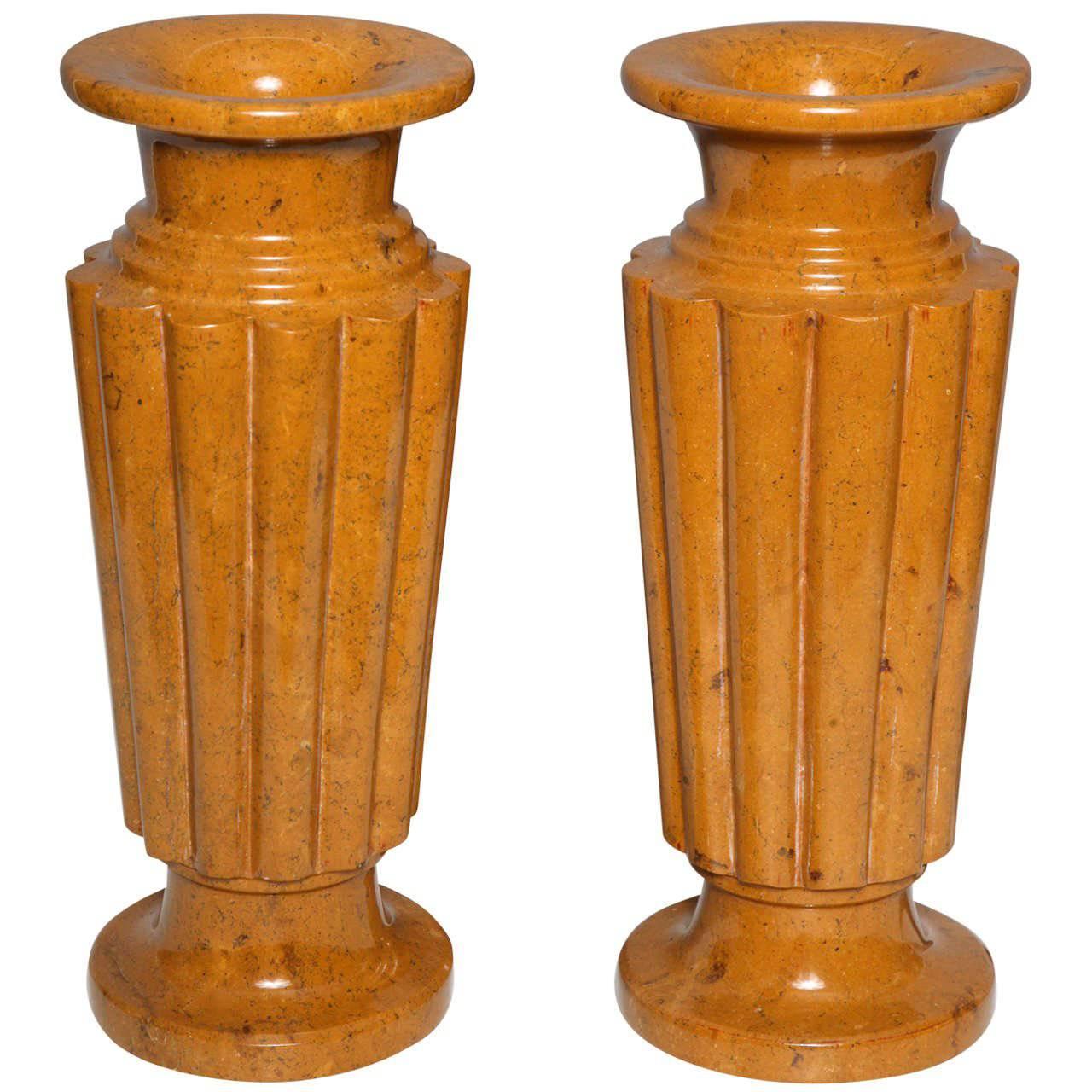 Paar französische Vasen aus geschnitztem Siena-Marmor im Art déco-Stil