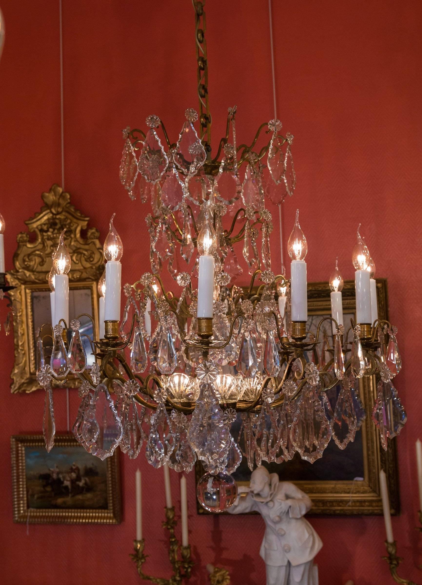 We are pleased to present you a gorgeous and very decorative ormolu and hand cut crystal, form “tige” chandelier in the Classic Louis XV style.
Our chandelier is composed of twelve perimeter arm-lights and height internal flower-lights. 

Very fine