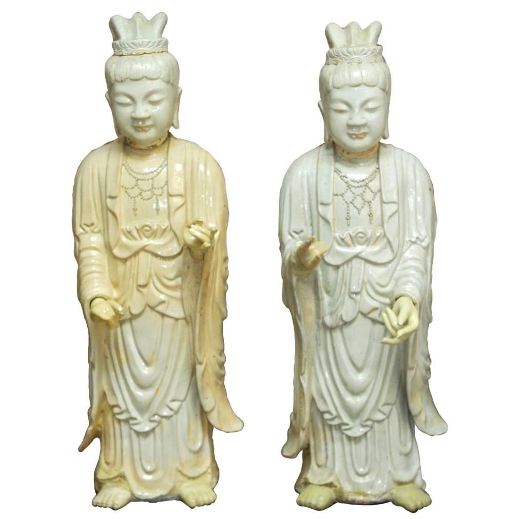 Paire de divinités célestes chinoises Guanyin en céramique émaillée 