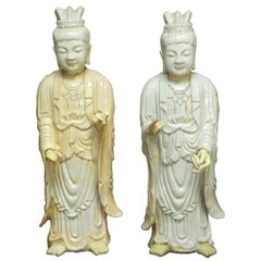 Paire de divinités célestes chinoises Guanyin en céramique émaillée 