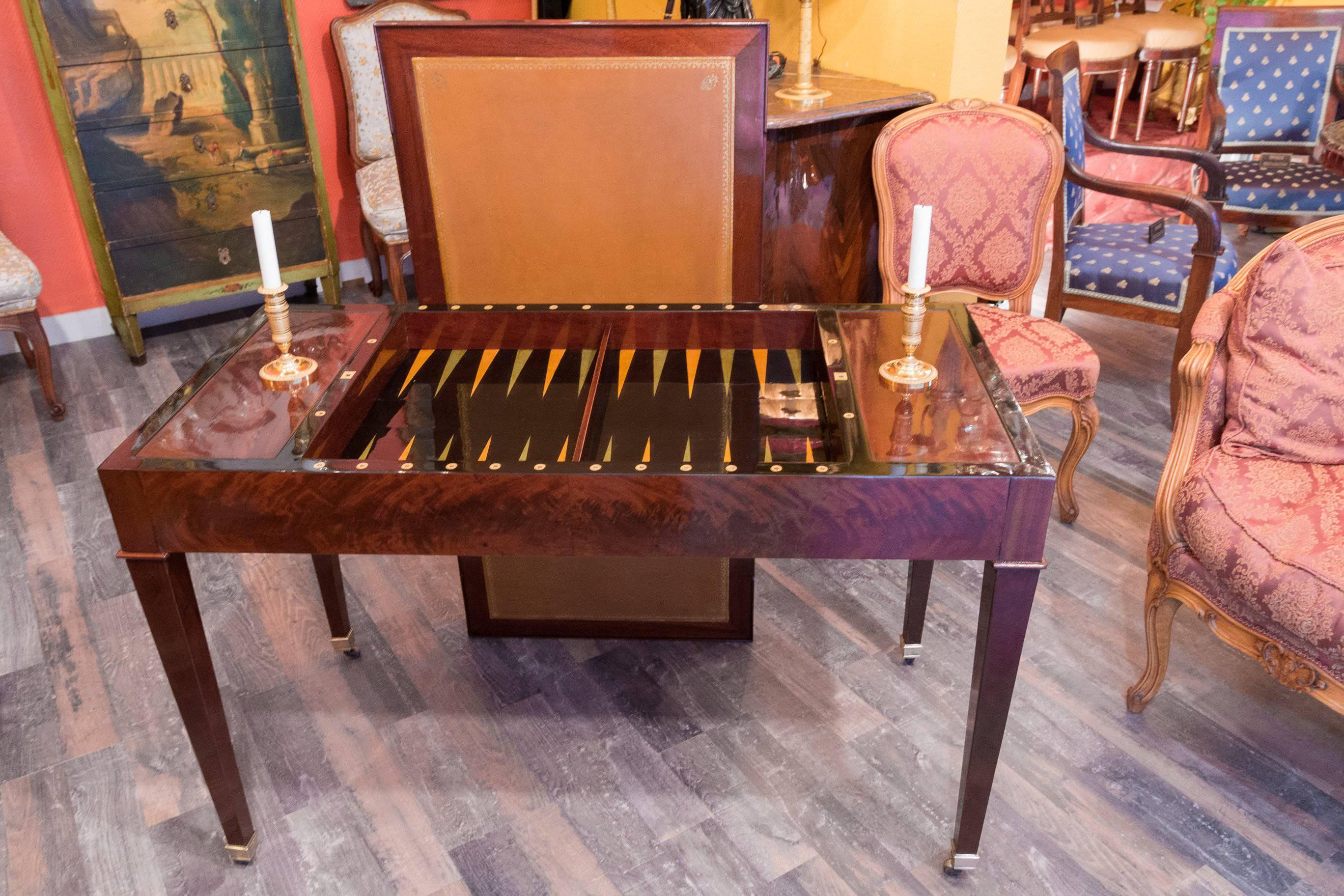 We are pleased to present you, a French Directoire period Tric -Trac (Jeu de Jacquet) game table in mahogany and mahogany veneer. 
Practical removable and reversible top.
One side serves as a small desk, and the reverse side of the table top serves