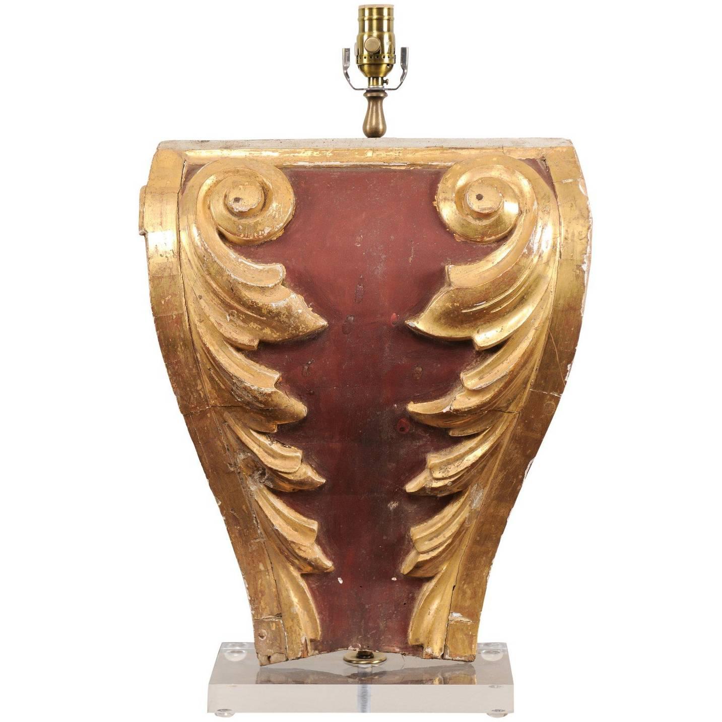 Lampe de table italienne du XIXe siècle en bois rouge et doré en forme de bouclier  en vente