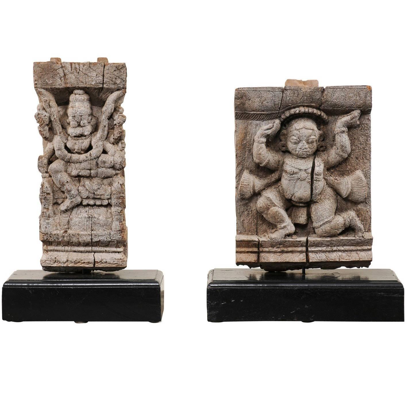 Paar geschnitzte Hindu- Tempelfragmente aus Holz aus dem 19. Jahrhundert aus einem Tempel in Indien im Angebot