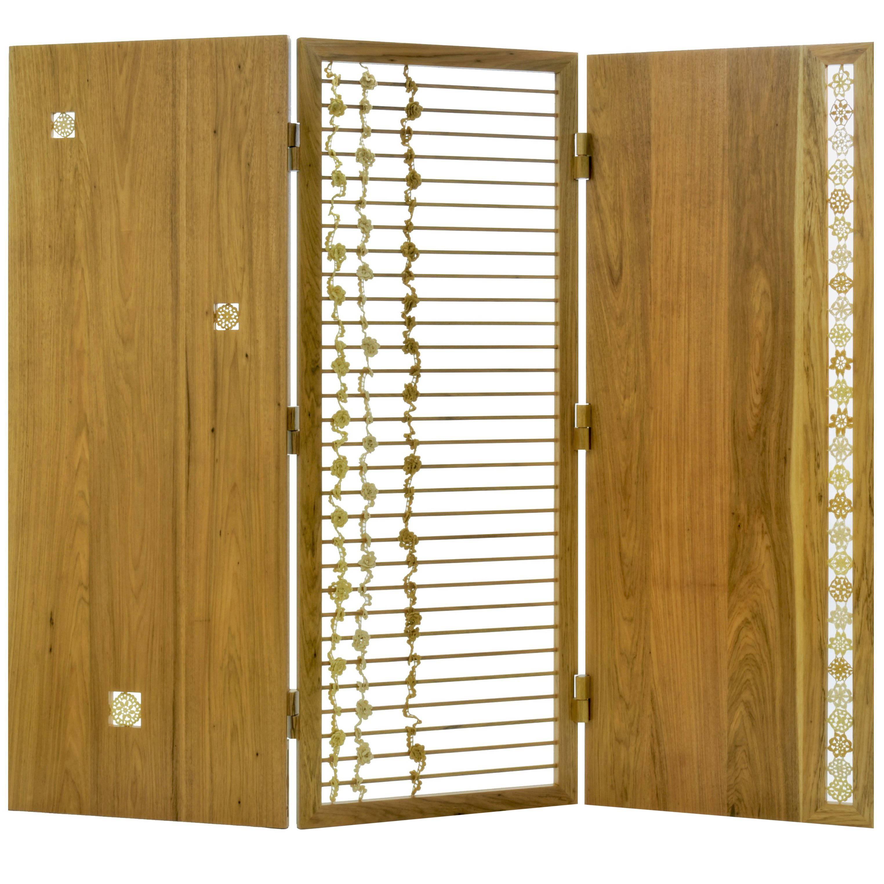 The Jardim folding screen is made of solid Brazilian walnut wood (Freijo´) and decorated with handmade crochet flowers using cotton threads in three different colors. 

The threads are naturally colored using fruits of the artisan’s orchard in Minas
