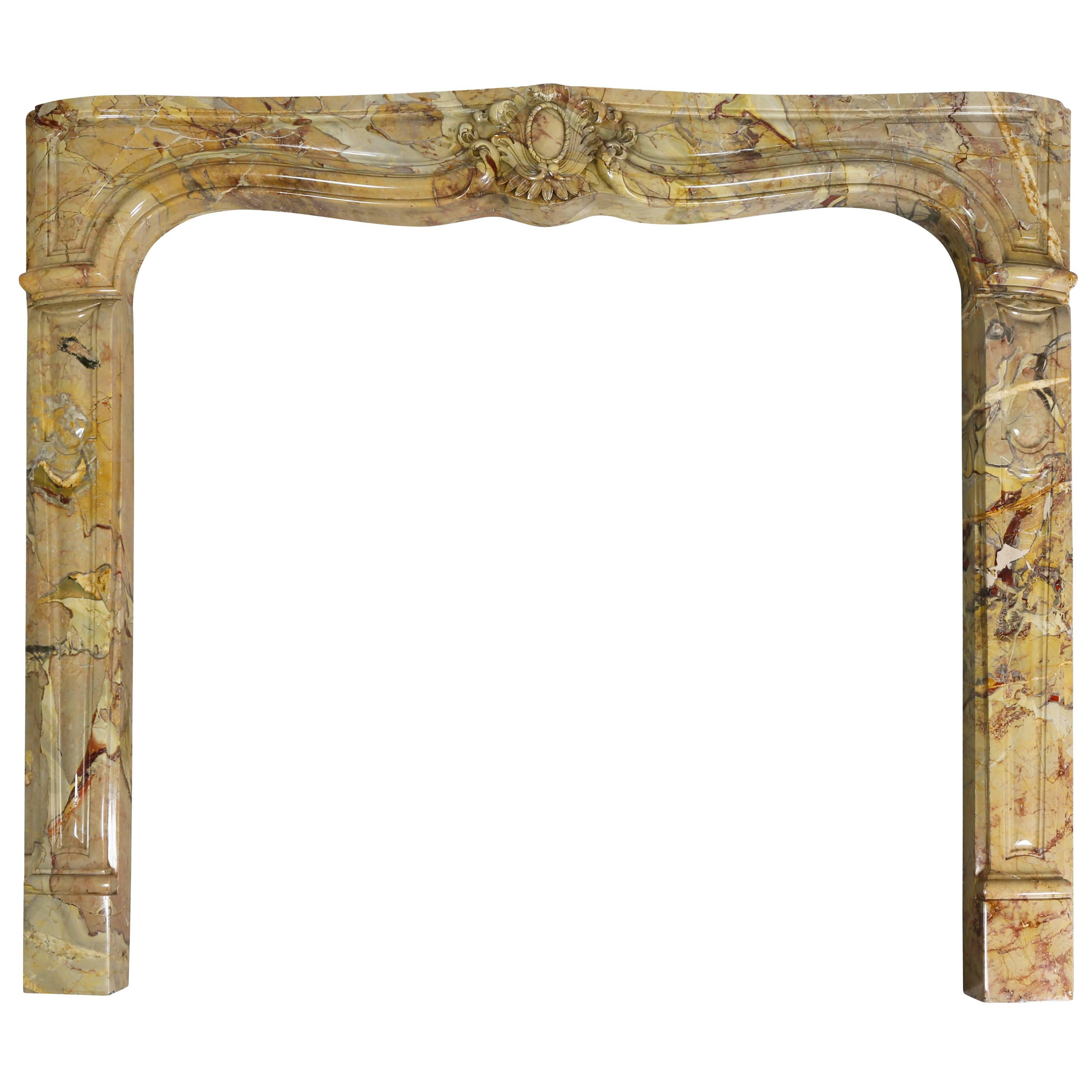 Kaminsims aus Sarrancolin-Rahmenboise-Marmor im Louis-XV-Stil im Angebot