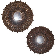 Paire de miroirs Sunburst en bois doré sculpté. Vendu à l'unité