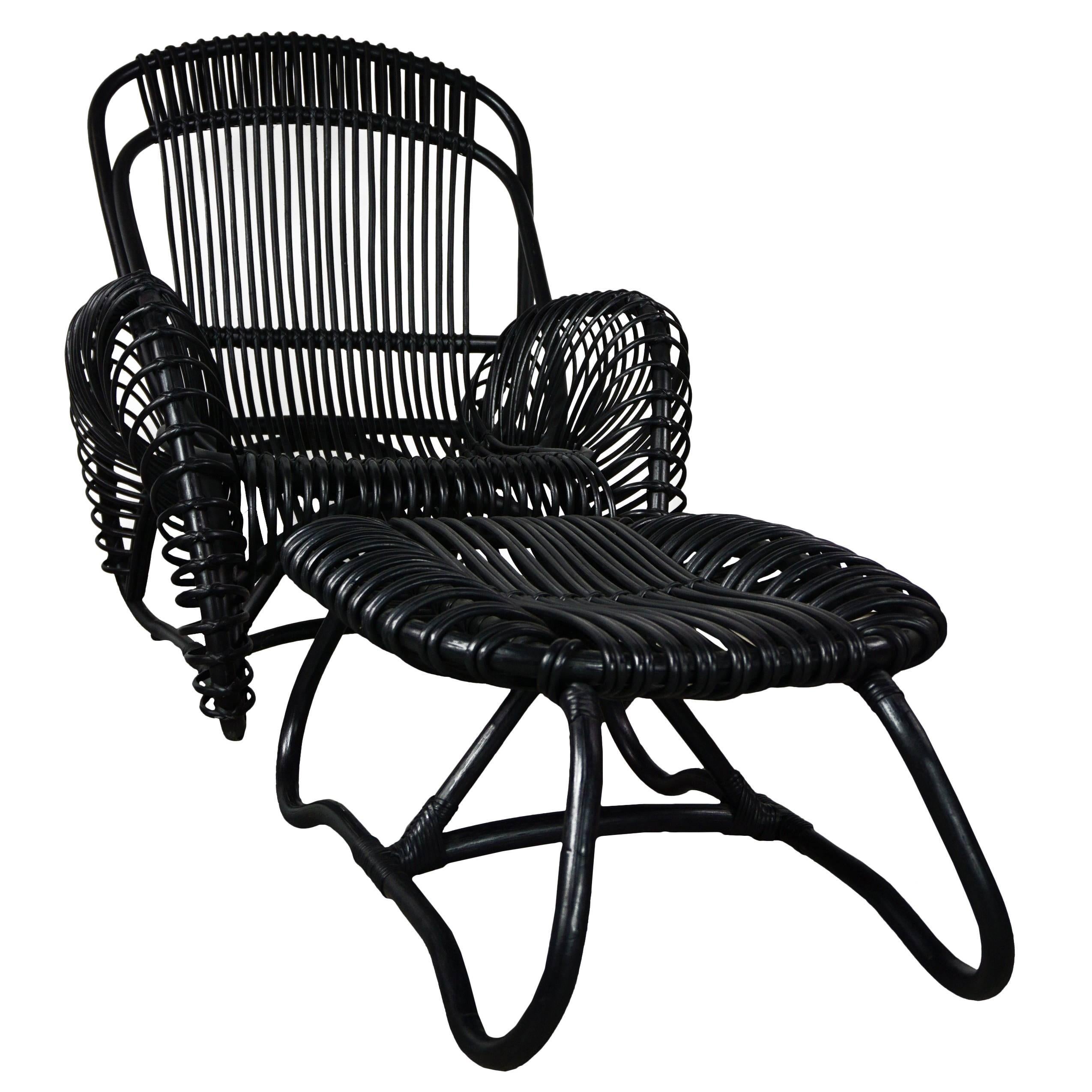 Ensemble de fauteuil en rotin noir avec pouf et table d'appoint en vente