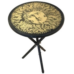 Mesa auxiliar Fornasetti con motivo "Sol", Italia, años 60