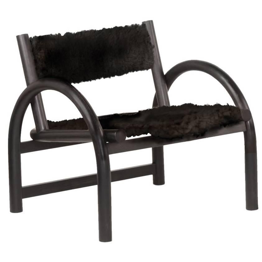 Fauteuil de salon en frêne teint au carbone et peau de mouton noir par Hinterland Design