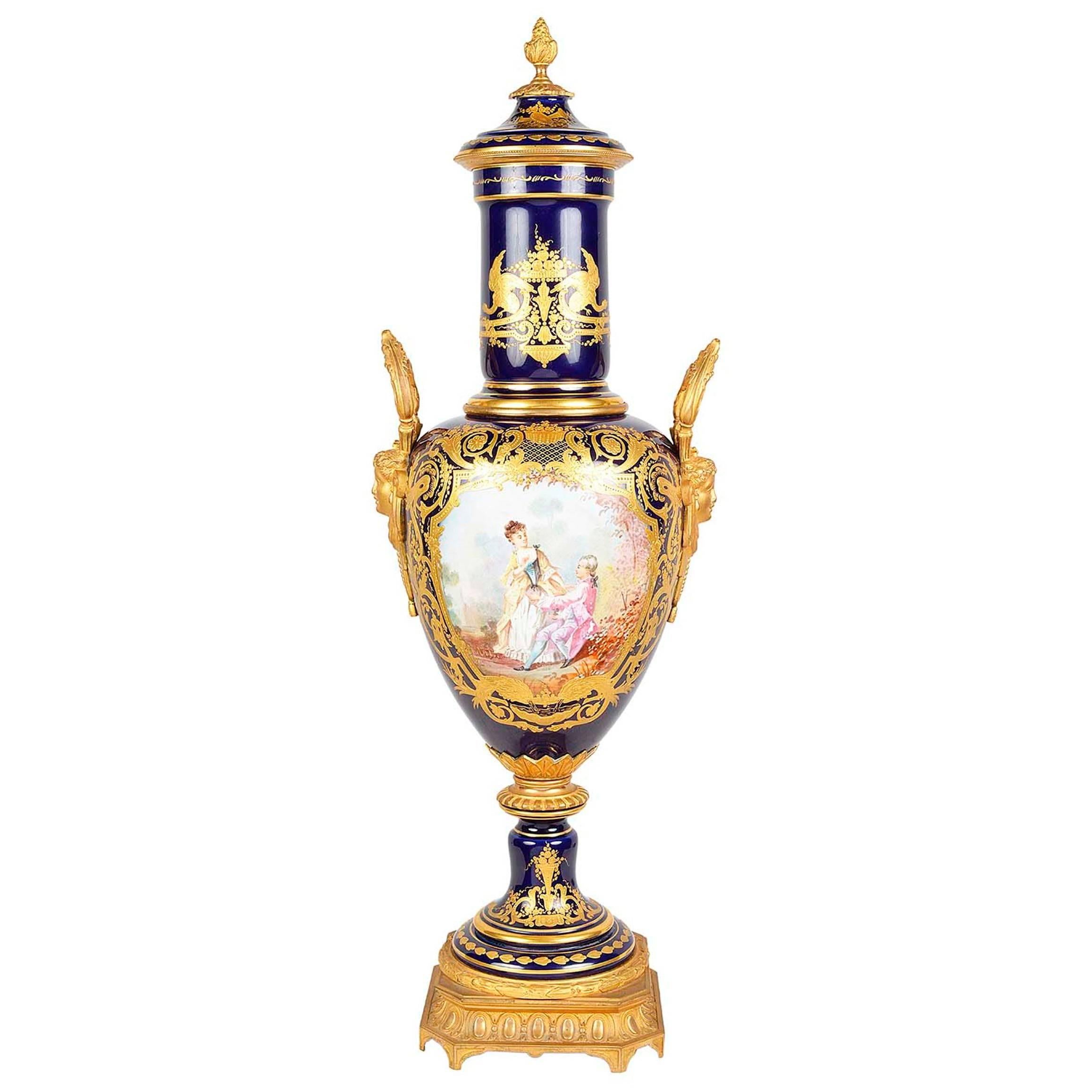 Impressionnant vase en porcelaine de style Svres, 19ème siècle en vente