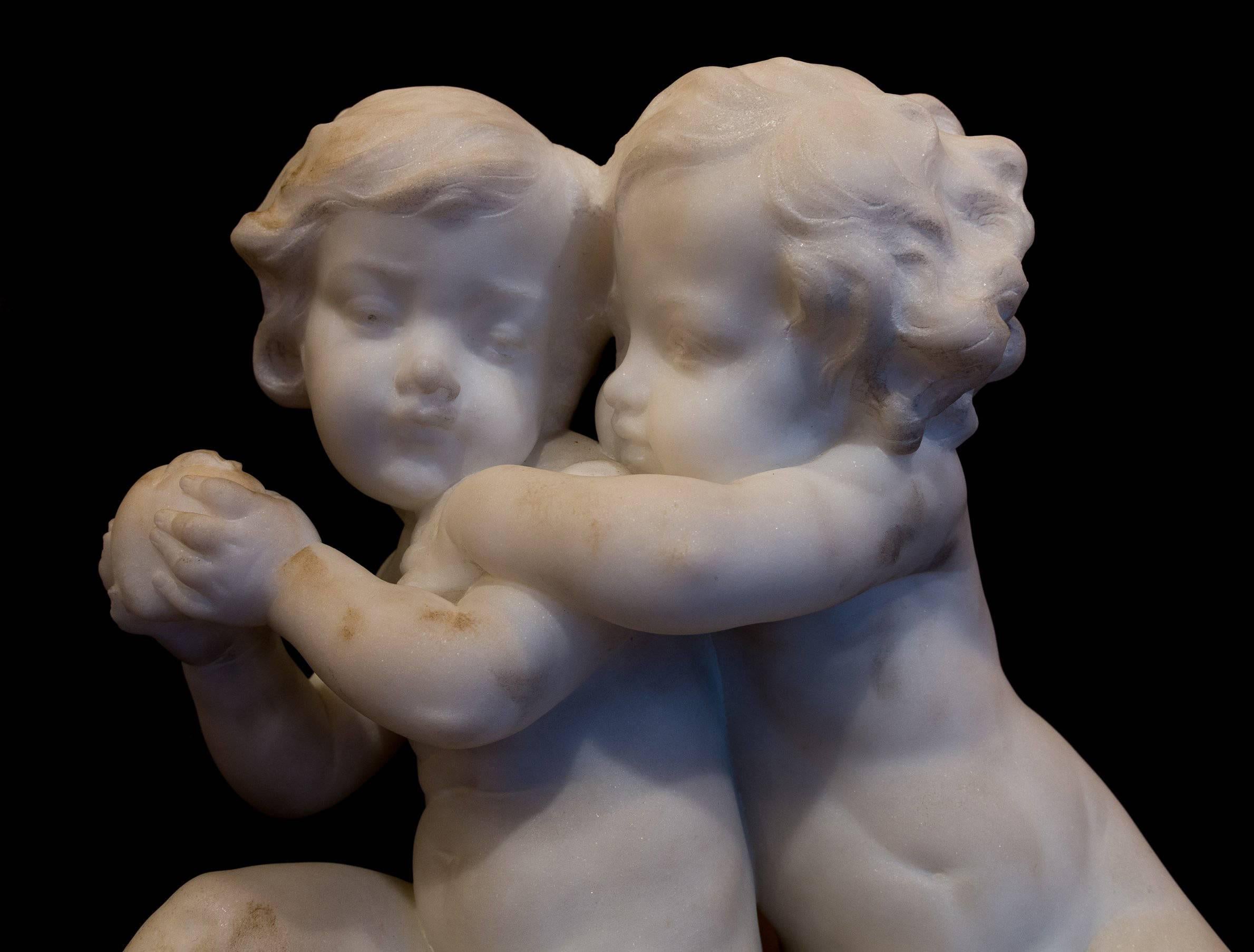 Guglielmo Pugi Carrara Marble Sculpture Two Cupids Contesting for a Heart In Excellent Condition For Sale In Saint Ouen, FR