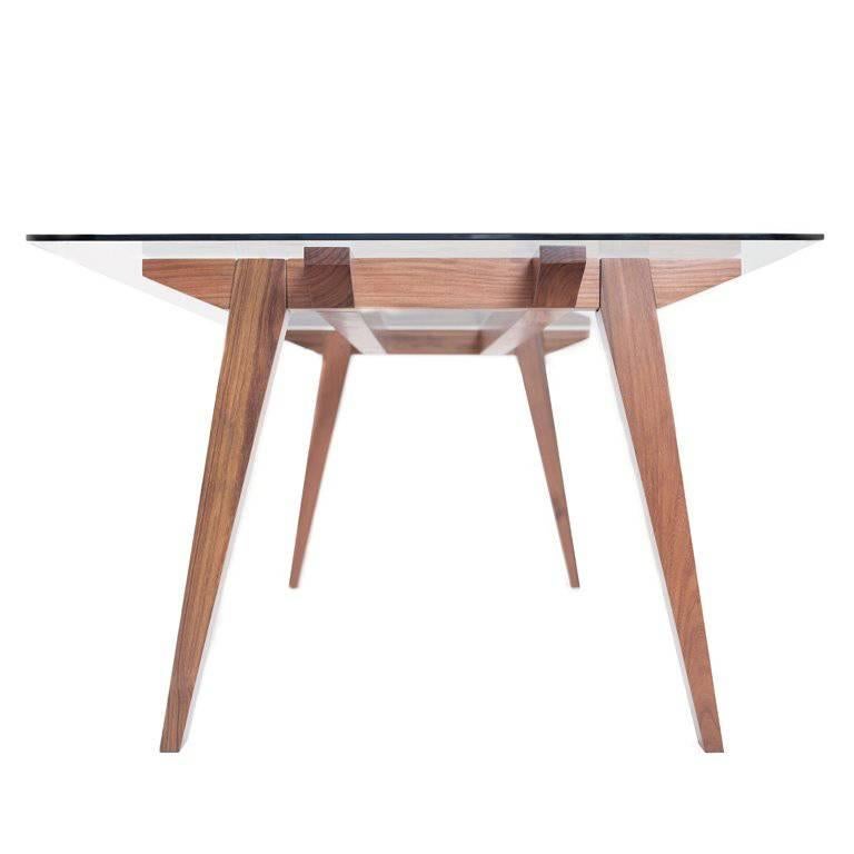 The table draws its inspiration from traditional Asian joinery. The structure is designed on the basis of joinery techniques, which make it possible to put it together and take it apart without the use of screws, nails, dowels or glue. The resulting