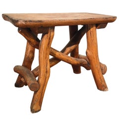 Tabouret ancien en chêne rustique et organique fabriqué à la main pour l'intérieur ou l'extérieur