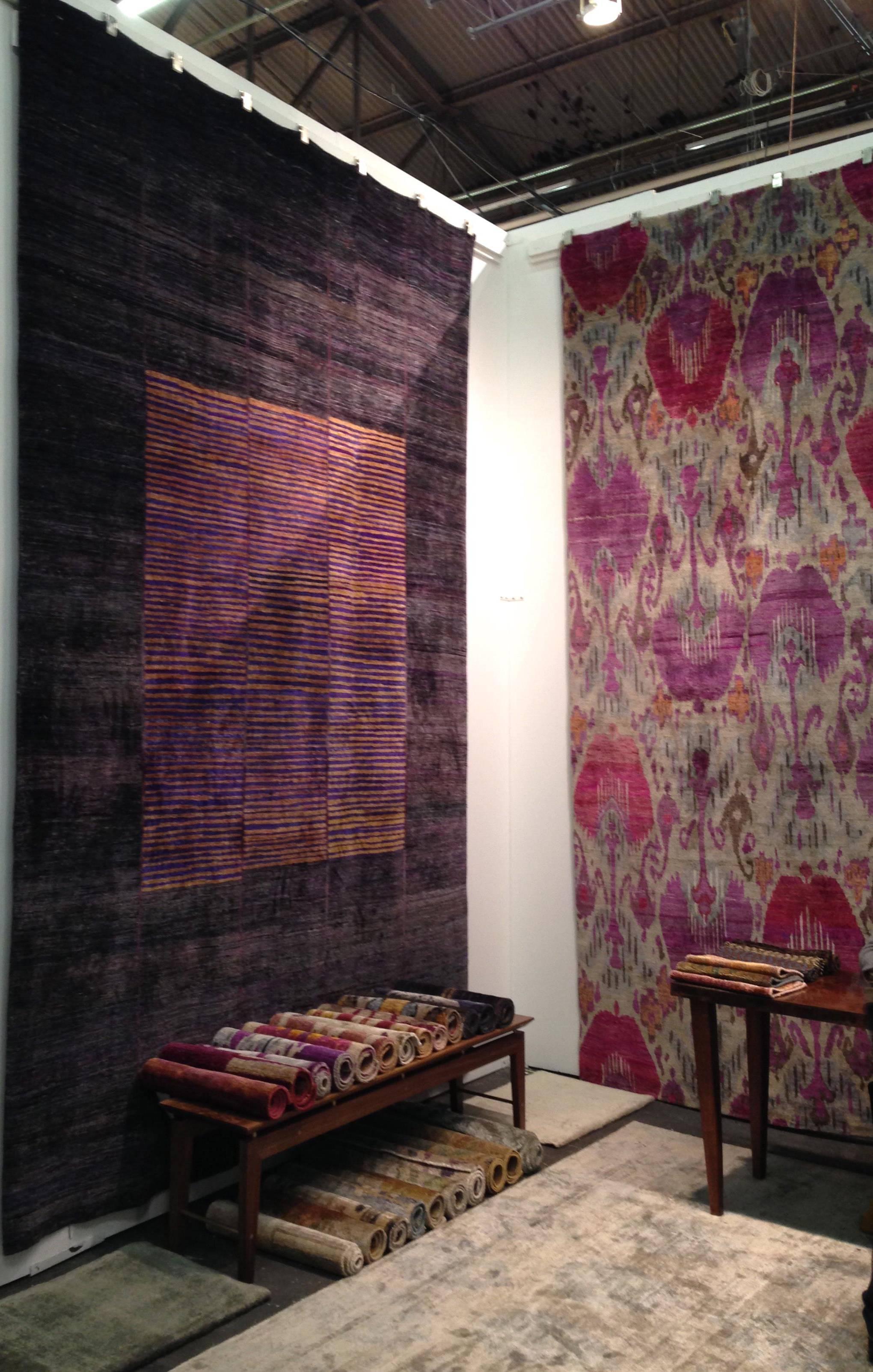 Handgeknüpfter moderner Teppich aus natürlicher Seide in Violett mit pflaumenfarbenem Traubenmuster, Übergangsdesign (Indisch) im Angebot