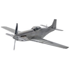 Modelo de avión Mustang P51 en papel de aluminio