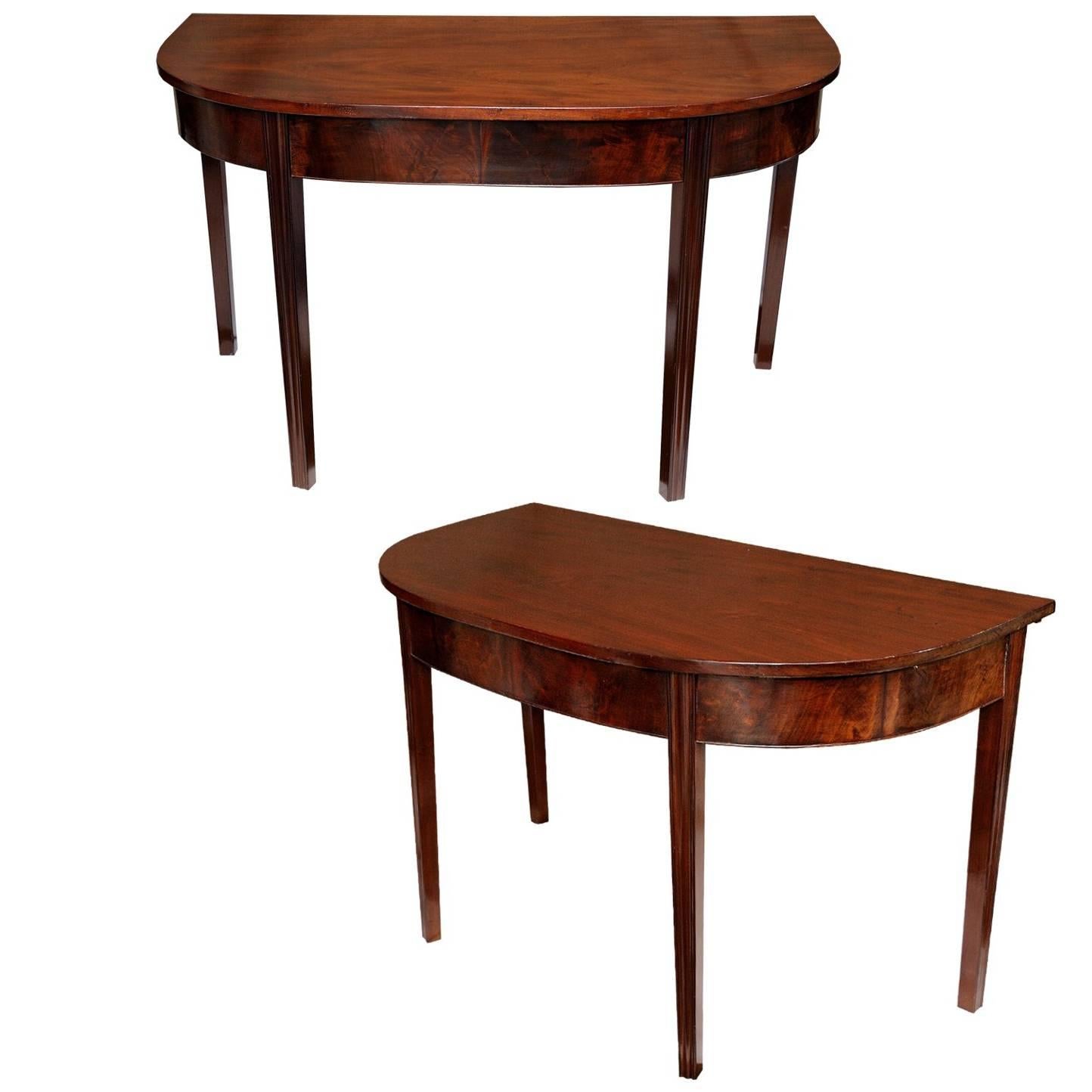 Pair of English George III Mahogany Side Tables, circa 1780 For Sale