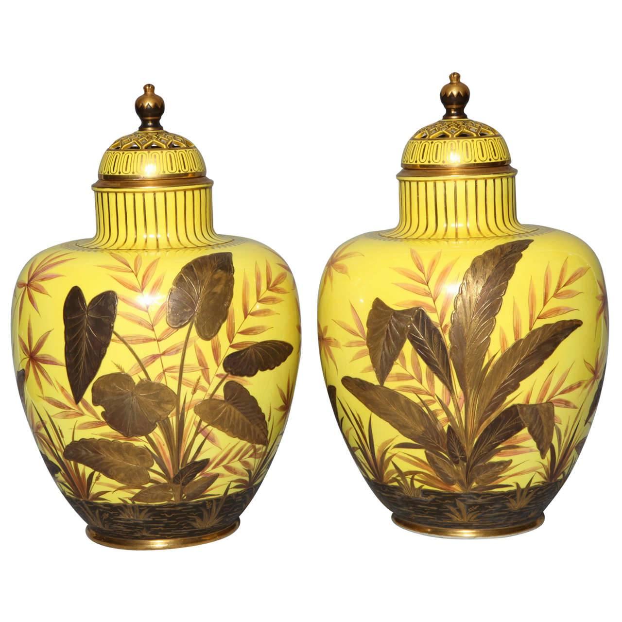 Paire inhabituelle de vases anciens en porcelaine Royal Crown Derby à fond jaune en vente