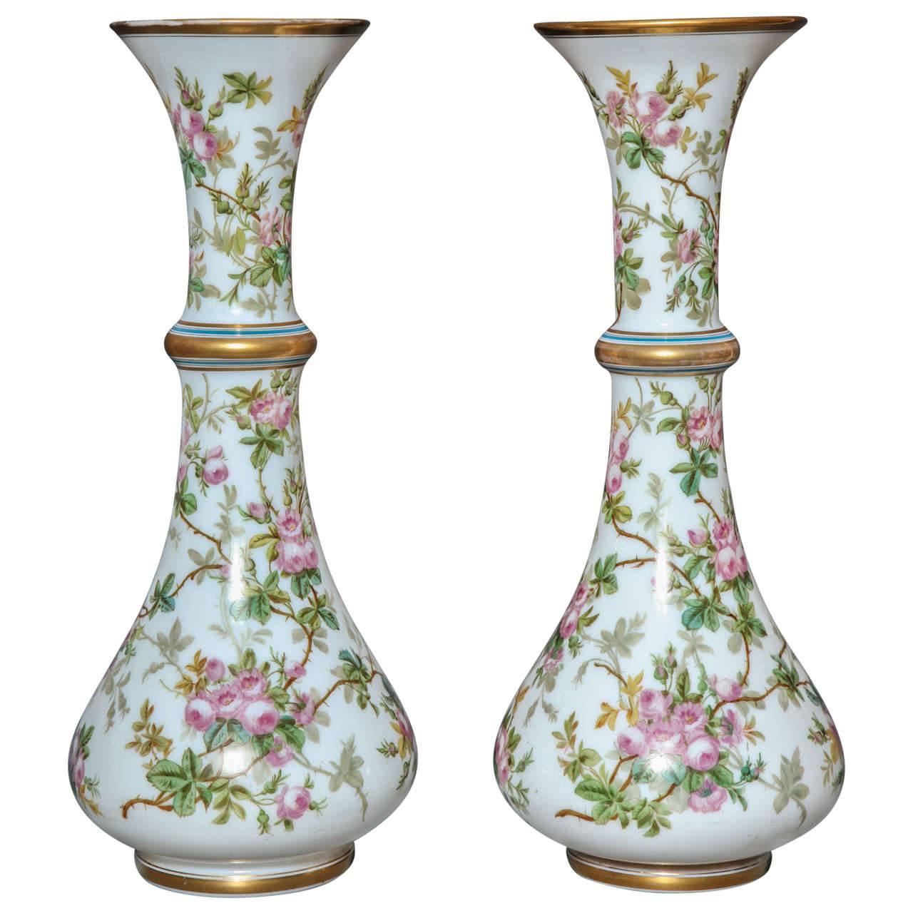 Paar antike französische Vasen aus undurchsichtigem weißem Opalglas aus Opal