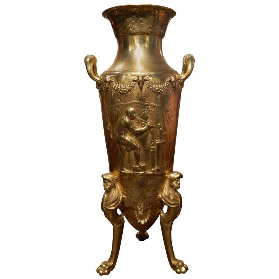 Urne néoclassique en bronze doré du XIXe siècle signée F. Levillain en vente