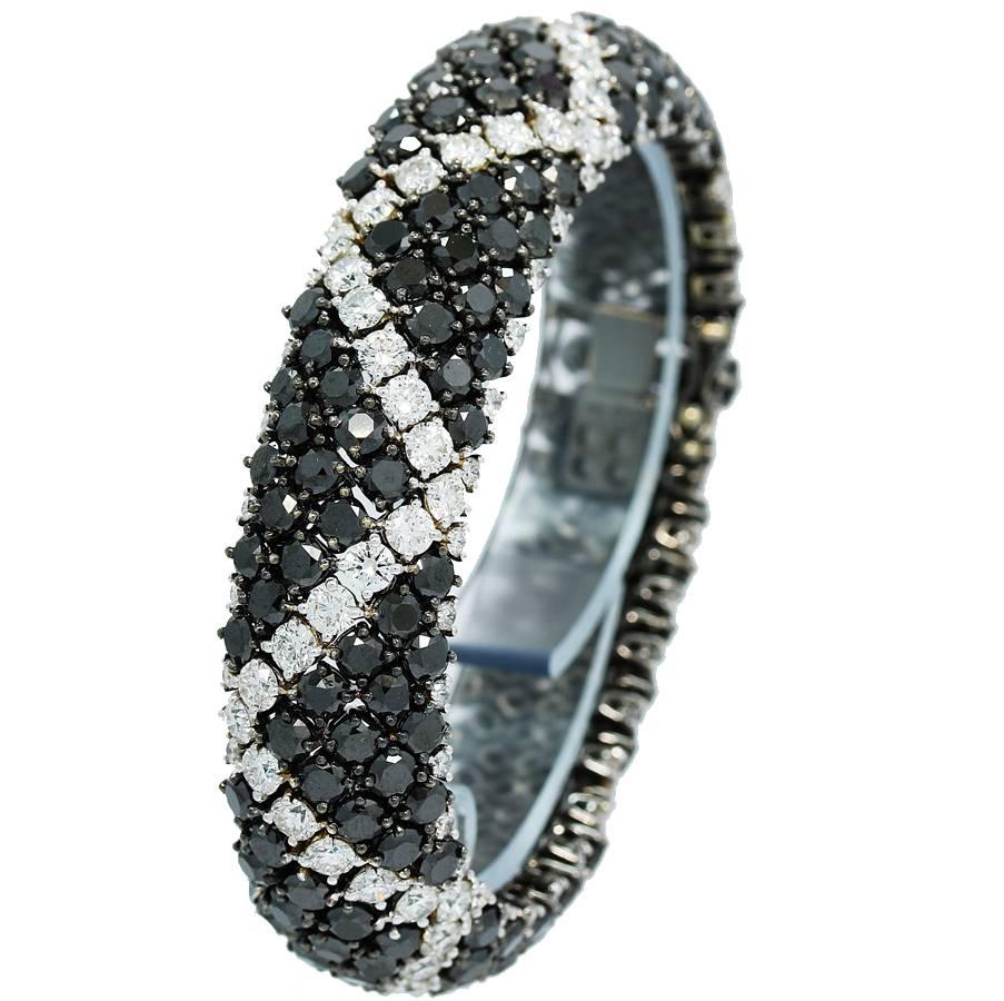 40.73cts Black and White Diamonds Tennis Bracelet 18k White Gold Black Rhodium For Sale